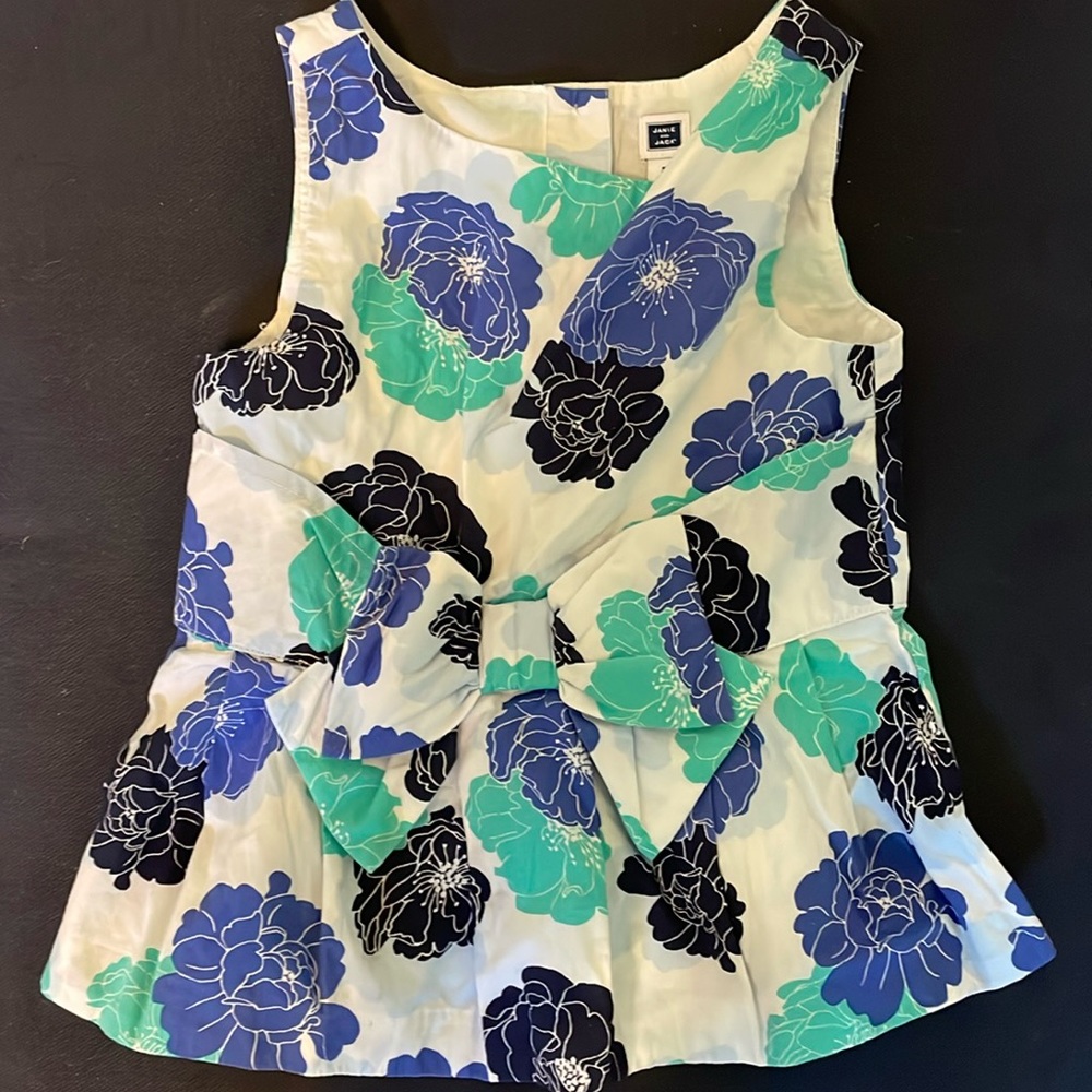 Sleeveless button down back bow on front